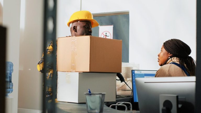 Hommes et femmes préparant le stock pour la distribution et l'expédition, contrôle de la qualité.