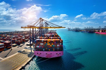 Vue aérienne du cargo et du conteneur de fret dans le port