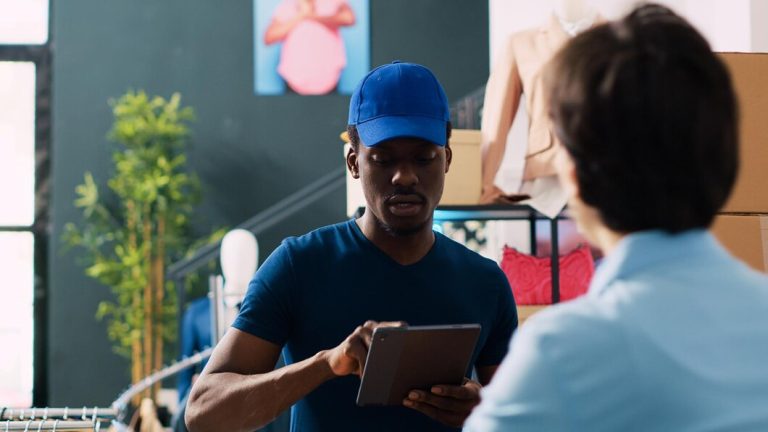 Travailleur préparant des colis pour l'expédition dans une boutique moderne.